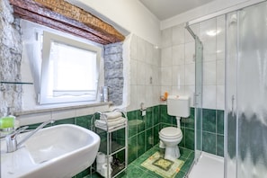 Bruser, hårtørrer, bidet, håndklæder