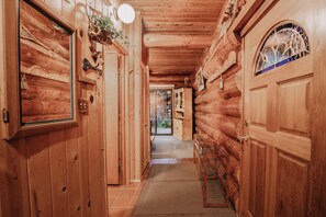 Interior - Snowline Cabin #11- Log Cabin - Wi-Fi - EV Charger (Glacier)