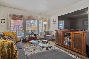 Fernseher, Kamin, Arbeitsbereiche