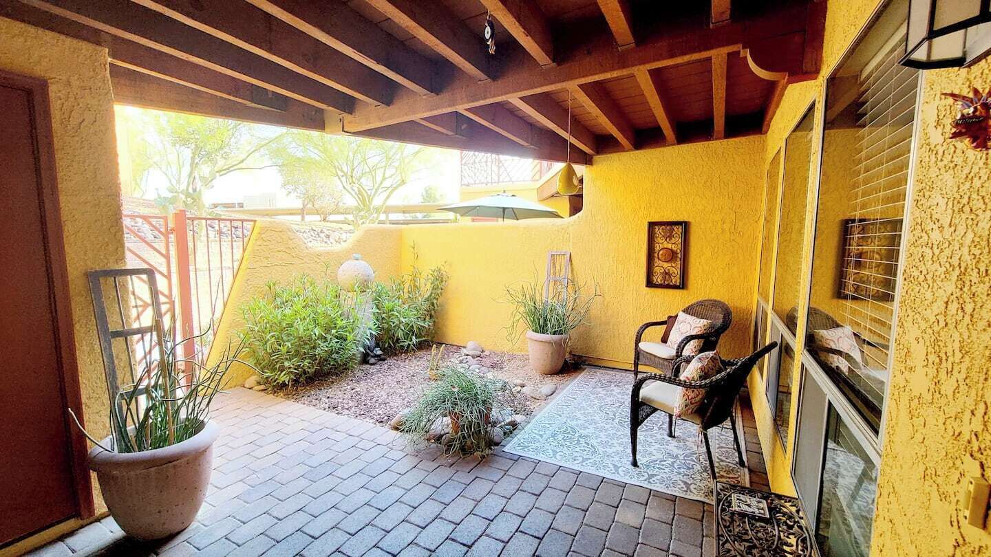 This condominium is a 2 bedroom(s), 1 bathrooms, located in Tucson, AZ.