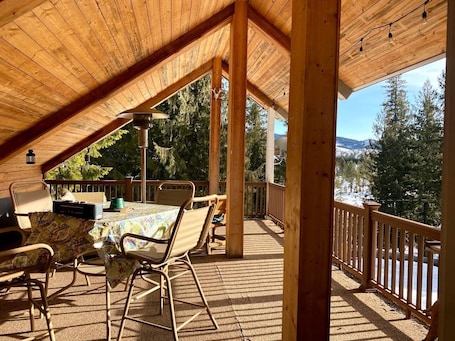 Outdoor dining. The Cabin at Cardiff Spur
