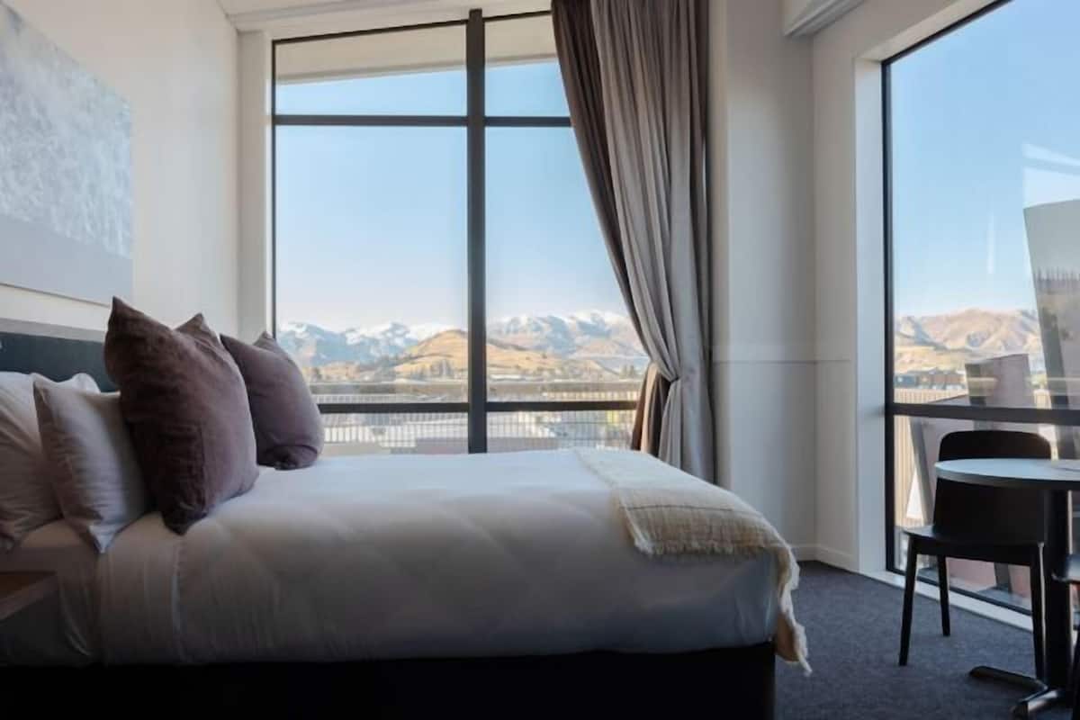 Premium bedding, in-room safe, desk, soundproofing
