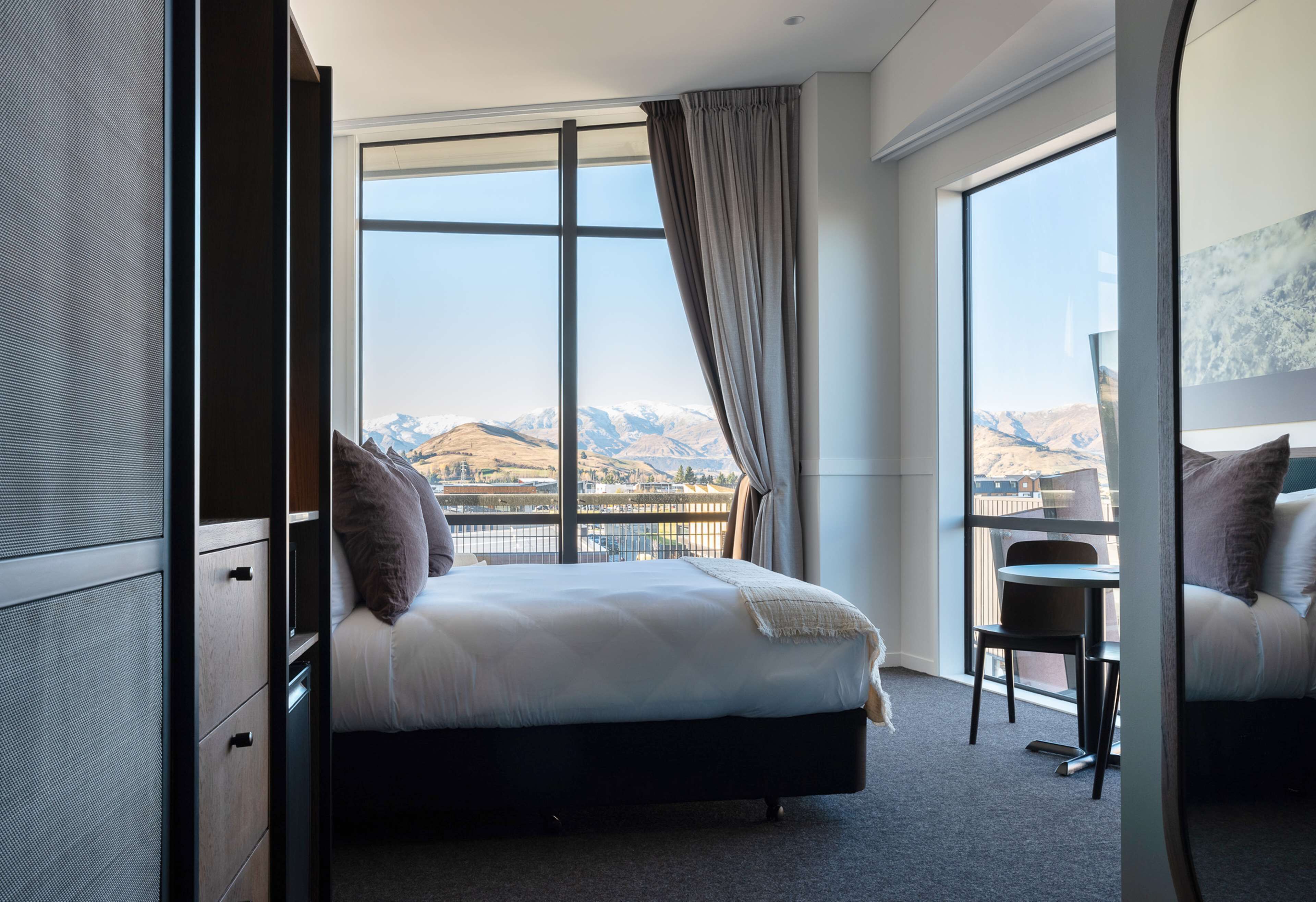 remarkables view king | in-room safe, desk, soundproofing, iron/ironing board