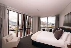 Remarkables View King | Premium bedding, in-room safe, desk, soundproofing
