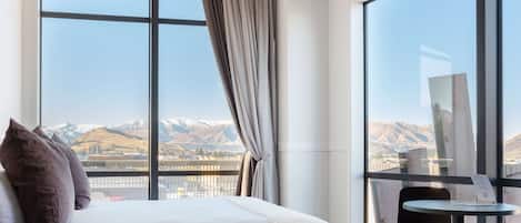 Habitación (Remarkables View King) | Ropa de cama de alta calidad y caja de seguridad en la habitación