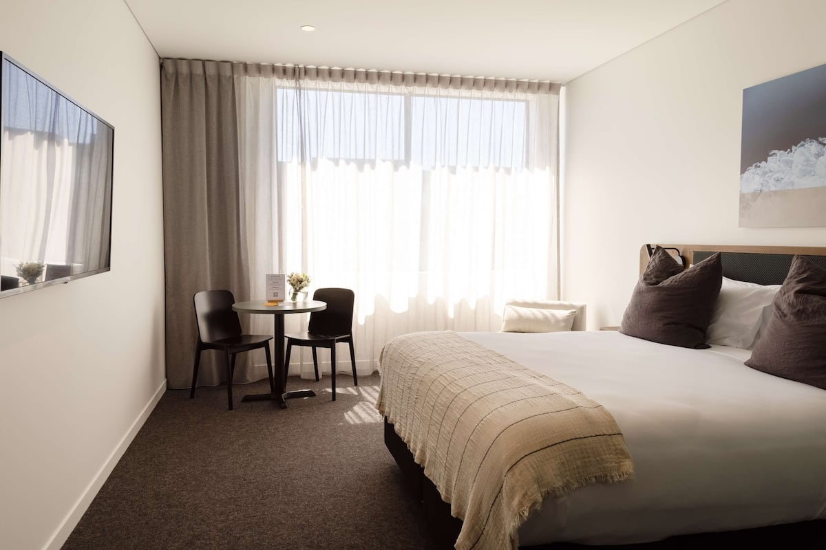 Premium bedding, in-room safe, desk, soundproofing