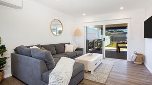 TV, Netflix, streaming services, stereo