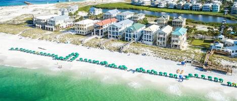 Nära stranden och solstolar