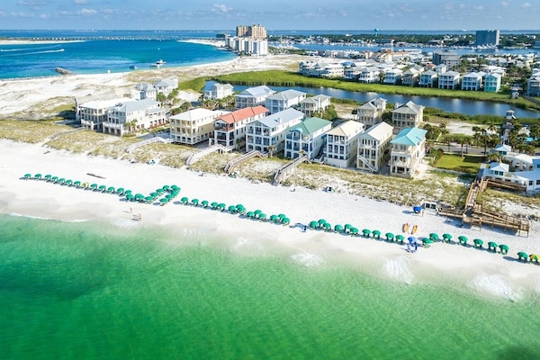Ubicación cercana a la playa y tumbonas