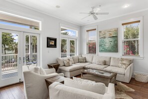 Téléviseur connecté, livres, chaîne audio