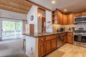 Fridge, microwave, oven, stovetop - Luxury Snowcreek IV 2 bd/2ba + Huge Loft upgraded condo  (Mammoth Lakes)