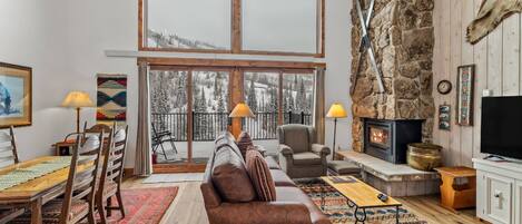 Smart-TV, Kamin, Bücher