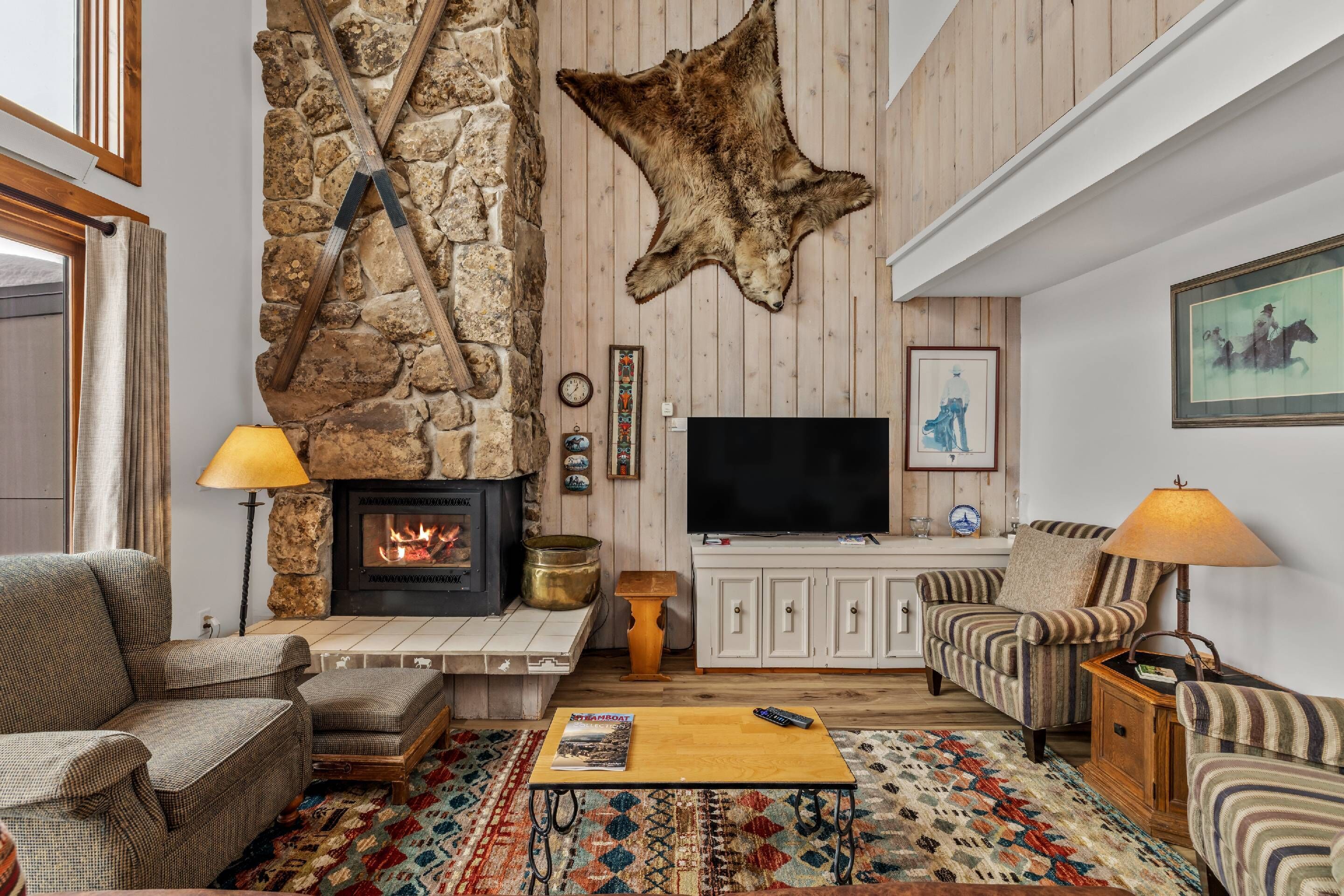 Smart-TV, Kamin, DVD-Player, Bücher