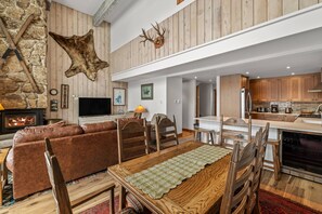 Smart TV, fireplace, DVD player, books - True Hike/Bike In/Out w/Slope Views-Heated Pool-HotTub-Gym-GRILL-W/D in Unit-Decks-Just Remodeled (Steamboat Springs)
