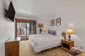 5 bedrooms, Internet, bed sheets - True Ski In/Out w/Slope Views-Heated Pool-HotTub-Gym-GRILL-W/D in Unit-Decks-Just Remodeled (Steamboat Springs)