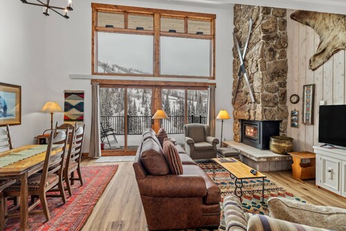 True Ski In/Out w/Slope Views-Heated Pool-HotTub-Gym-GRILL-W/D in Unit-Decks-Just Remodeled
