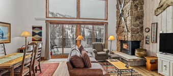True Hike/Bike In/Out w/Slope Views-Heated Pool-HotTub-Gym-GRILL-W/D in Unit-Decks-Just Remodeled