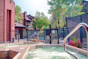 A heated pool - Great Value Close to Resort-Heated Pool-HotTubs-Grills-Looping Ski Shuttle-Gas Fireplace-Updates (Steamboat Springs)