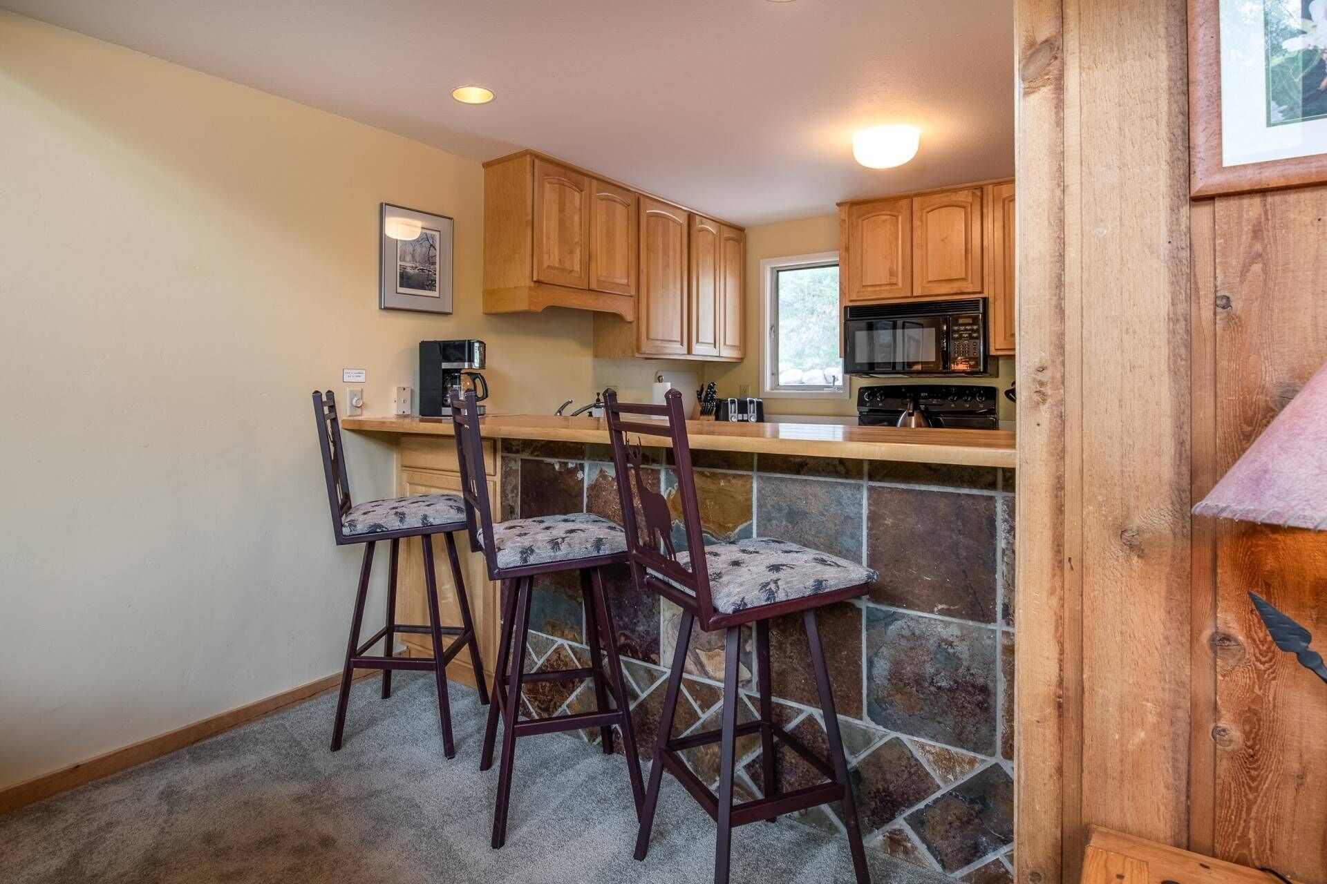 True Ski In/Out TH w/Floor 2 Ceiling Views-Private Shuttle-HotTub-Pool-Gym-Covered Parking-Fireplace