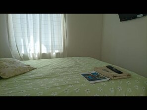 1 chambre, fer et planche à repasser, accès Internet, draps fournis