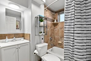 Séchoir à cheveux, shampooing, papier de toilette