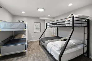 2 bedrooms, iron/ironing board, WiFi