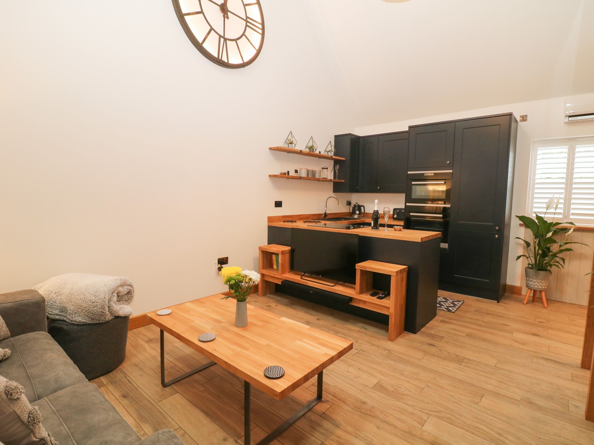 WHITES' BARN, luxury holiday cottage, with a garden in Glapwell