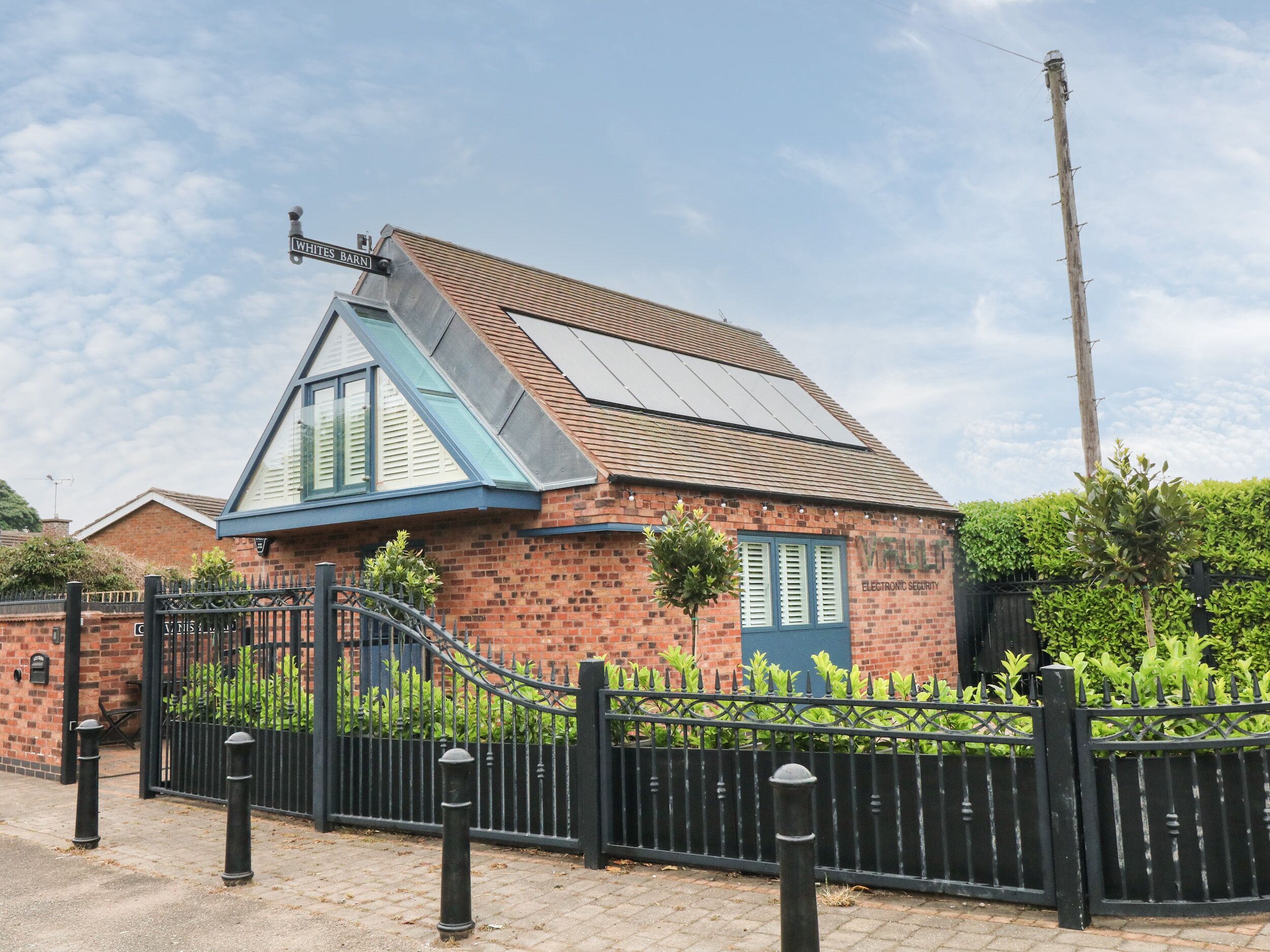 WHITES' BARN, luxury holiday cottage, with a garden in Glapwell