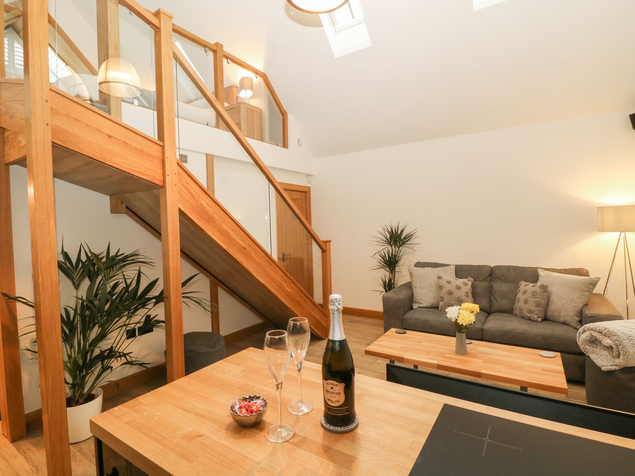 WHITES' BARN, luxury holiday cottage, with a garden in Glapwell