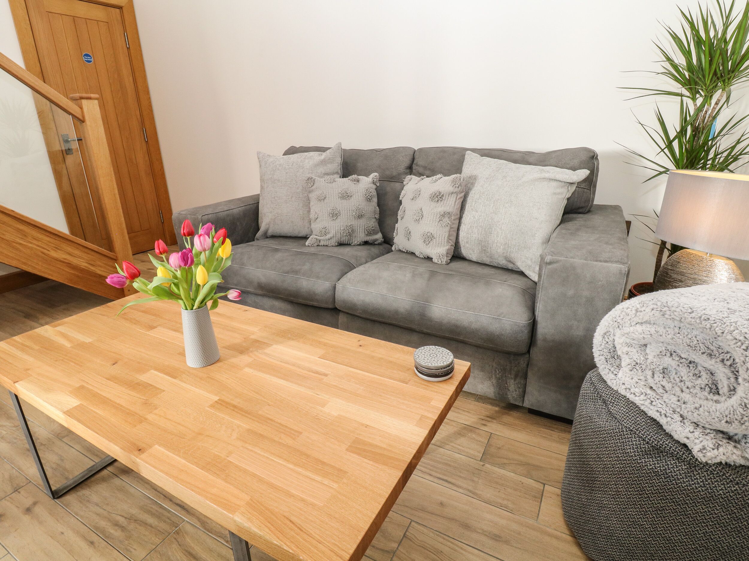 WHITES' BARN, luxury holiday cottage, with a garden in Glapwell