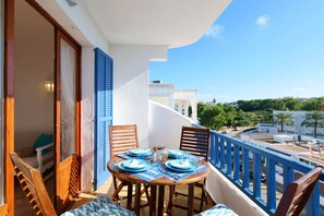 Outdoor dining - Apartment Posidonia close to the Sea with Wi-Fi & Balcony (Portocolom)