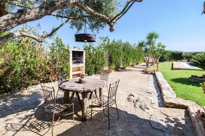 Outdoor dining - Holiday Home Fonoll with Mountain View, Pool, Wi-Fi, Terrace & Garden (Santa Margalida)