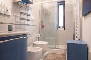Shower, free toiletries, hair dryer, towels - Holiday Apartment "A due passi dal lago" with Wi-Fi & Terrace (Laveno Mombello)