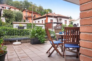 Outdoor dining - Holiday Apartment "A due passi dal lago" with Wi-Fi & Terrace (Laveno Mombello)