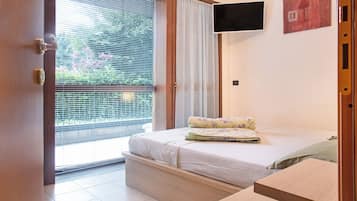 1 habitación, tabla de planchar con plancha, wifi gratis y ropa de cama