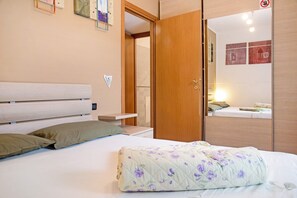 1 habitación, tabla de planchar con plancha, wifi gratis y ropa de cama 