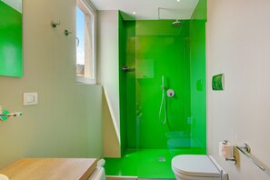 Suihku, ilmaiset hygieniatuotteet, hiustenkuivaaja, pyyhkeet