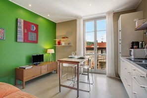 Interior - Delightful Holiday Apartment Steps from the Port with Mountain Views (como)