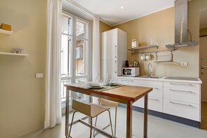 Fridge, microwave, stovetop, dishwasher - Delightful Holiday Apartment Steps from the Port with Mountain Views (como)