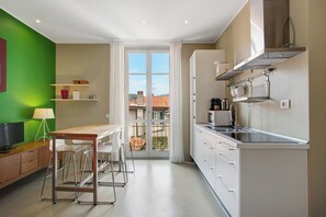 ثلاجة، ميكروويف، موقد طهي مسطح، غسالة أطباق