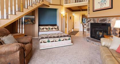 Loose Moose Lodge: Charming Loft, Fireplace, Stunning Mountain Views, Steps to Shopping & Dining!