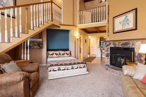 Smart TV, fireplace - Loose Moose Lodge: Charming Loft, Fireplace, Stunning Mountain Views, Steps to Shopping & Dining! (Pagosa Springs)