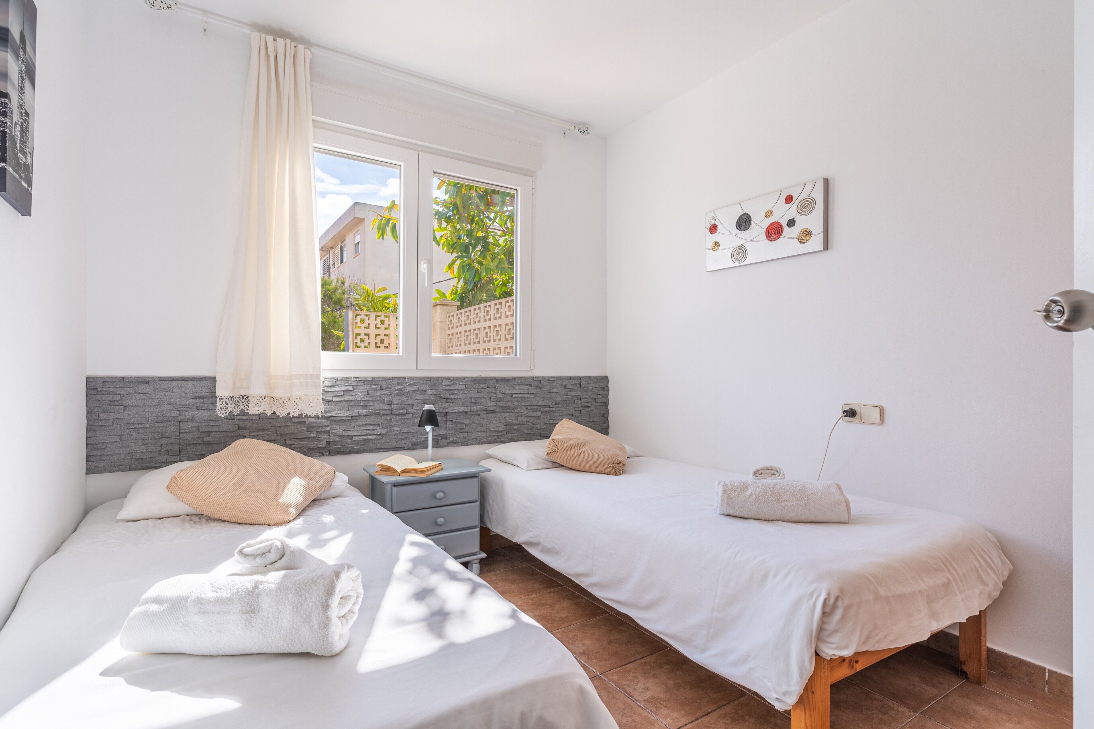 4 makuuhuonetta, silitysrauta/-lauta, ilmainen Wi-Fi, vuodevaatteet