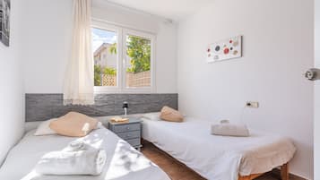 4 makuuhuonetta, silitysrauta/-lauta, ilmainen Wi-Fi, vuodevaatteet