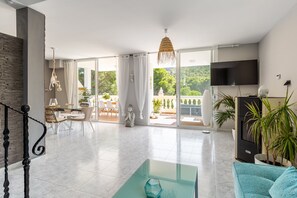 Televisor, llar de foc i taula de tennis de taula 