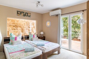 5 bedrooms, iron/ironing board, free WiFi, bed sheets - Villa Felicidad with Sea View, Wi-Fi, A/C, Pool, Garden, Terrace & Balcony (Capdepera- Provensals)