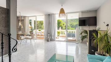 Fernseher, Kamin, Tischtennisplatte