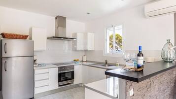 Køleskab, mikrobølgeovn, ovn, kogeplade