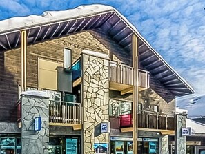 A multi-story building with a stone facade, balconies, and a covered entrance. - Levin stara c11 by Interhome (Kittilä)