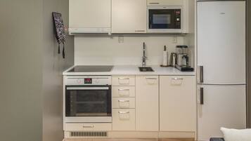 Refrigerador, microondas, lavavajillas, utensilios de cocina